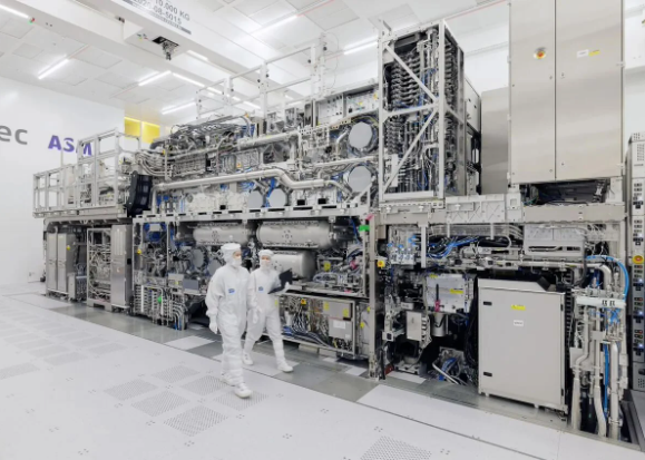 ASML推出全新Hyper-NA EUV技术，预计2030年问世引领半导体新篇章